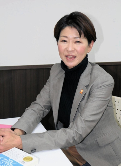 子どもの頃に受けた虐待について語る神戸市出身の島田妙子さん＝大阪市内
