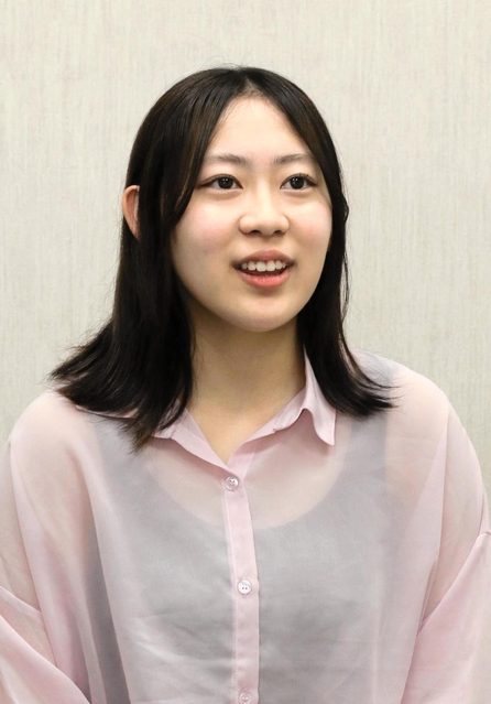 吃音との向き合い方や教員になる夢を語る小溝幸音さん＝神戸市長田区大谷町２、神戸常盤大学