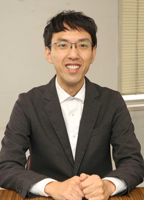 ダブルケアの体験を語る野木健佑さん＝西宮市内