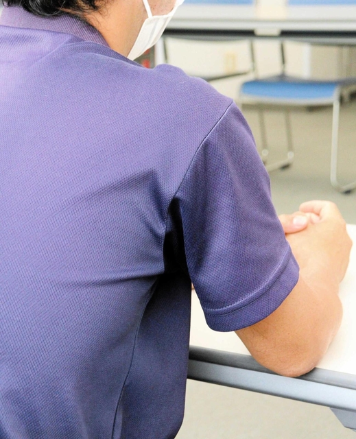 大きな物音に無意識に反応してしまう苦しさを語る男性＝神戸市内