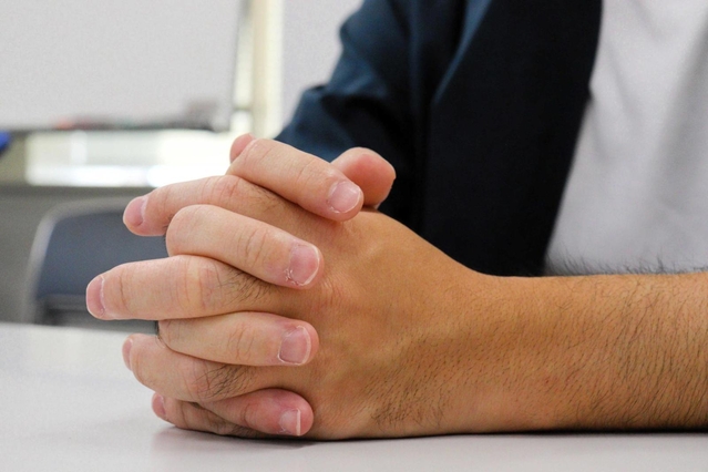 信じることとはどういうことか。信仰心による将来への不安などについてインタビューに答えるきちさん＝神戸市中央区東川崎町１、神戸新聞社