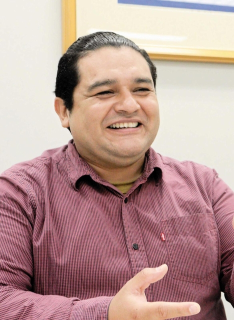 日本で暮らす中で感じる文化の違いなどについて答えるウィリーさん＝神戸新聞社