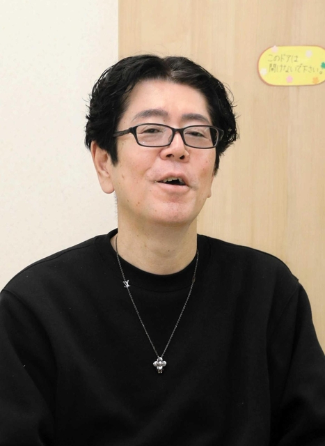 人の顔が覚えにくいことについて語る伊藤隆さん＝明石市内