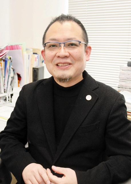 「人間関係リセット症候群」の背景や対処法を語る大阪経済大経営学部の田中健吾教授＝大阪市東淀川区大隅２、大阪経済大学