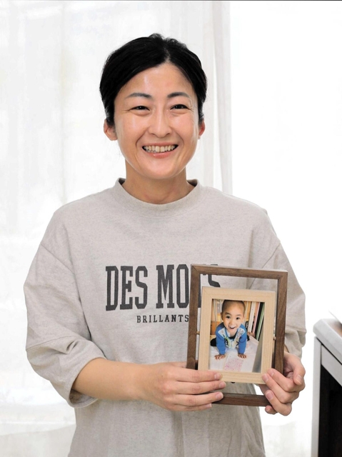 次男・琉生さんの写真を手に体験を語る奥嶋愛さん＝西脇市内