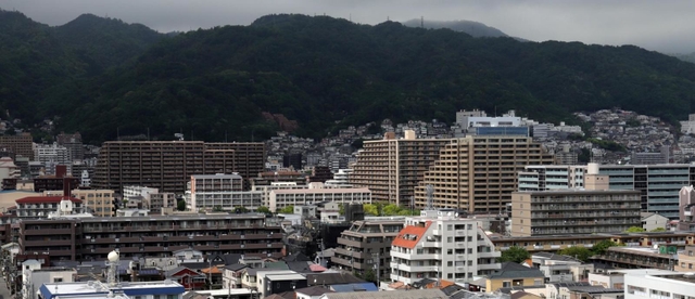 立ち並ぶマンション群＝神戸市東灘区