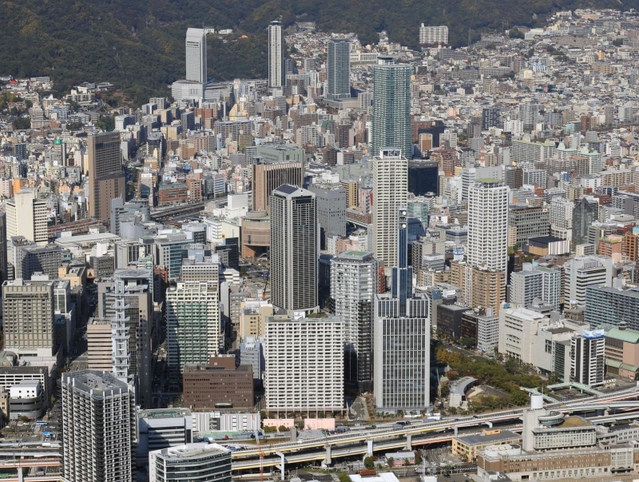 高層マンションが目立つ三ノ宮中心街。現在はタワーマンションの建設規制が行われている＝２０２２年１１月撮影、神戸市中央区
