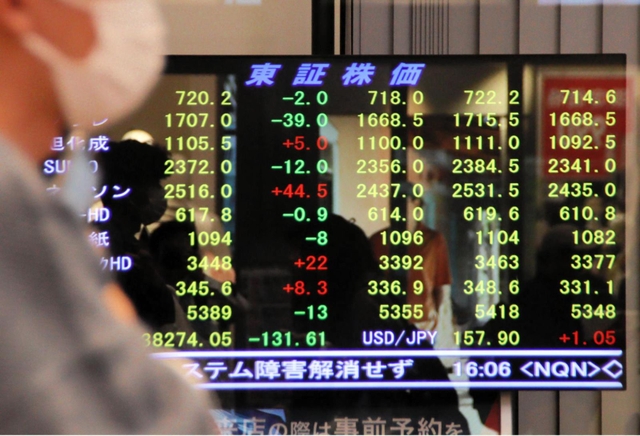 株価などを示す証券会社のボード＝神戸市中央区三宮町１