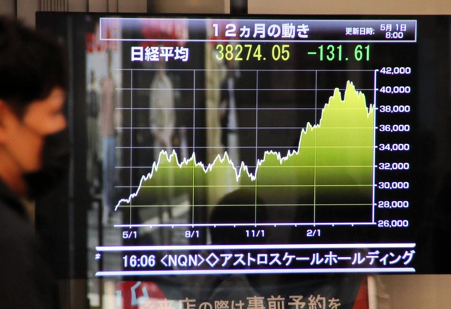株価などを示す証券会社のボード＝神戸市中央区三宮町１