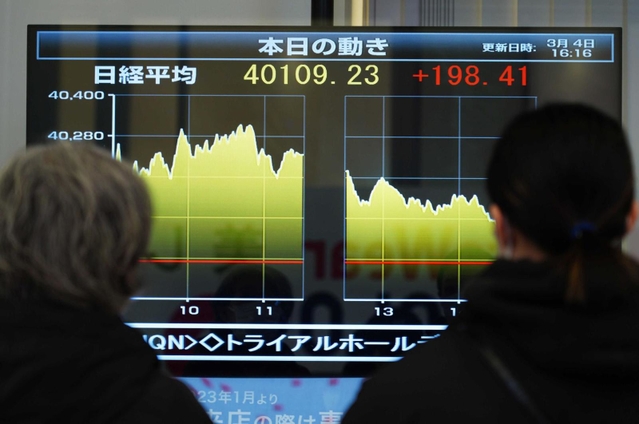 日経平均株価が史上初の４万円台を伝える株価ボード。投資熱は続く＝３月４日午後、神戸市中央区三宮町１