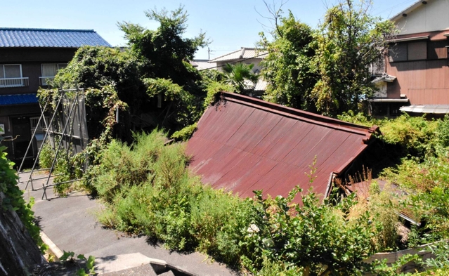 ９３人の相続人が判明した特定空き家。草木が生い茂り、建物の一部はつぶれている＝２０２０年、姫路市的形町的形（本文とは関係ありません）