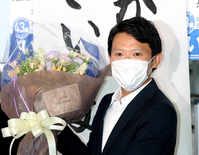 保守分裂選挙となった兵庫県知事選で初当選を確実にした斎藤元彦氏＝２０２１年７月、神戸市中央区