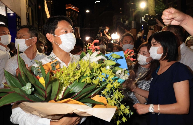 兵庫県知事選で初当選を確実にし、支援者から祝福される斎藤元彦氏（左）＝２０２１年７月、神戸市中央区