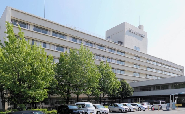 皮膚の細胞を詳しく診察できるダーモスコピーを導入している西宮市立中央病院＝西宮市林田町