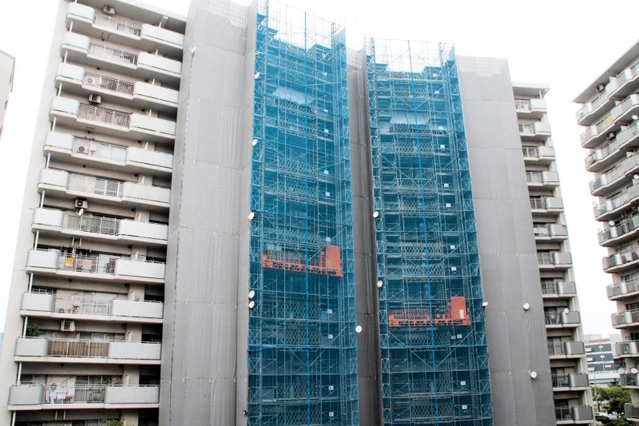 耐震改修工事をしているポートアイランド住宅＝神戸市中央区港島中町３