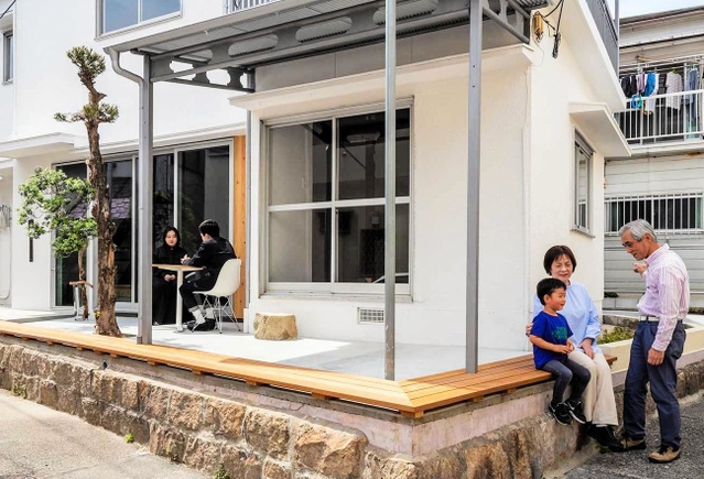 塀を撤去し、通りに面した縁側を設けたリフォームの施工例＝神戸市内（多田ユウコさん撮影、大和船舶土地提供）