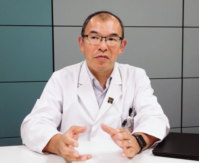 男性の更年期障害に詳しい神戸大学大学院の千葉公嗣准教授（腎泌尿器科学）＝神戸市内