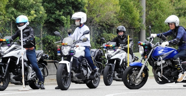 オートバイの免許を取るため、教習を受ける中高年の男性ら＝甲子園自動車教習所