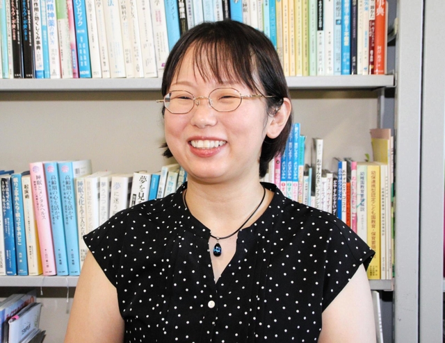 睡眠について語る神戸大人間発達環境学研究科の古谷真樹准教授＝神戸市灘区鶴甲３、神戸大