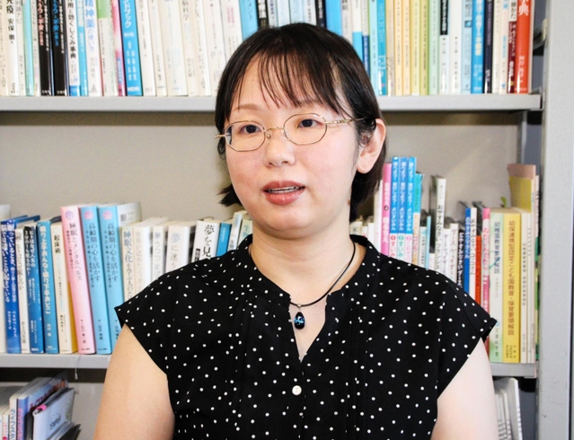 睡眠について語る神戸大人間発達環境学研究科の古谷真樹准教授＝神戸市灘区鶴甲３、神戸大