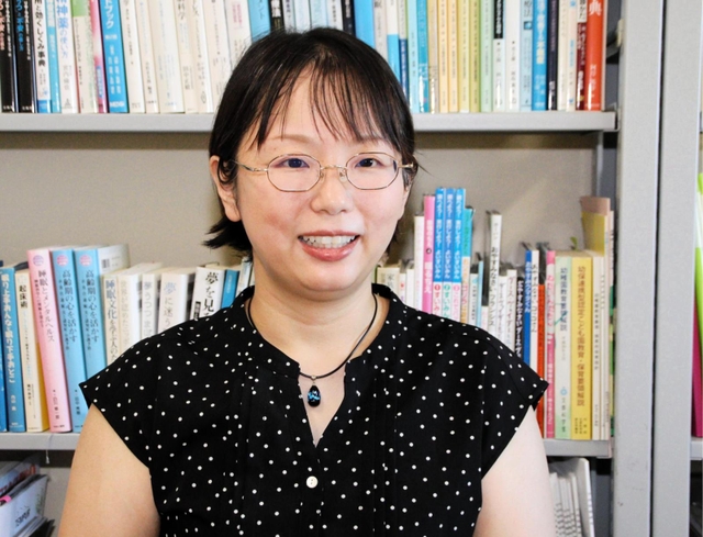 睡眠について語る神戸大人間発達環境学研究科の古谷真樹准教授＝神戸市灘区鶴甲３、神戸大