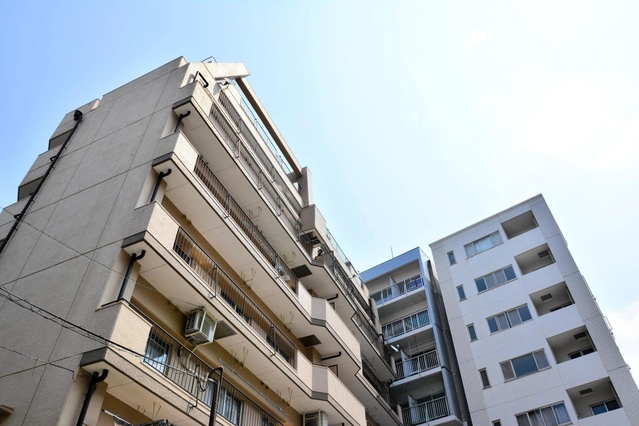 老いるマンション、解体か延命か 悩む住民 修繕積立金・管理費は