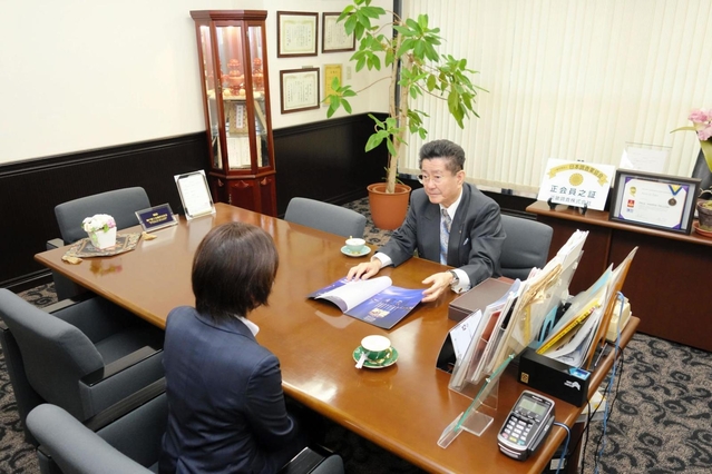 さまざまな相談者が訪れる近畿調査株式会社の事務所。奥は武健一代表＝神戸市中央区江戸町