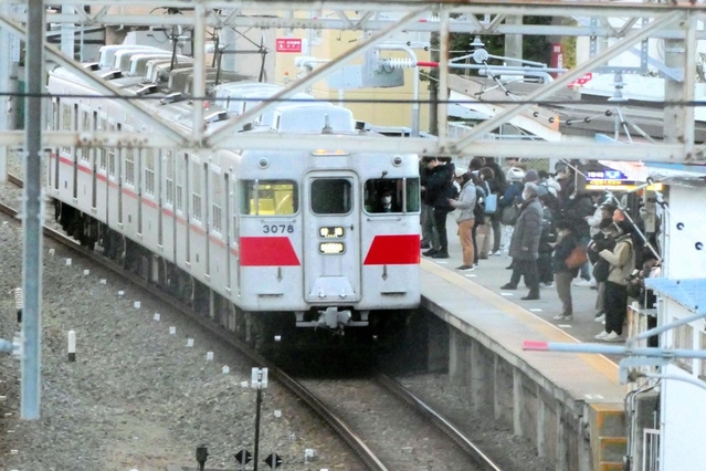 山陽電鉄荒井駅に到着した普通電車＝兵庫県高砂市荒井町扇町