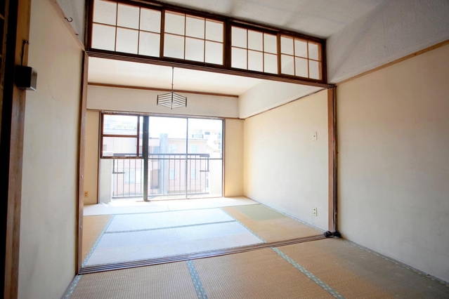 日本の独居高齢者は増え続け、マンションは老朽化する　※写真はイメージです（Ｐａｙｌｅｓｓｉｍａｇｅｓ／ＡｄｏｂｅＳｔｏｃｋ）