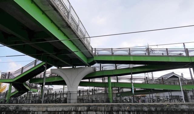 スロープが幾重にも折り重なる滝野駅横断歩道橋＝加東市下滝野