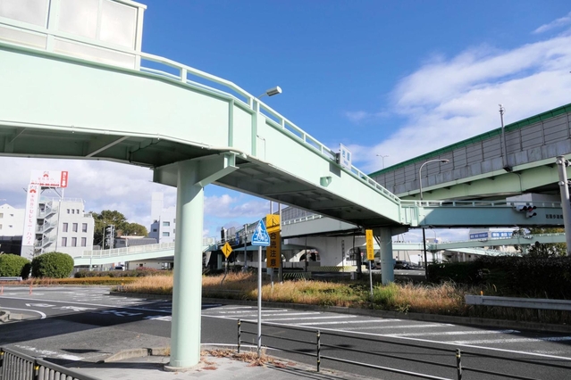 長大な橋桁が縦横に伸びる岩屋歩道橋＝神戸市神戸市灘区都通１