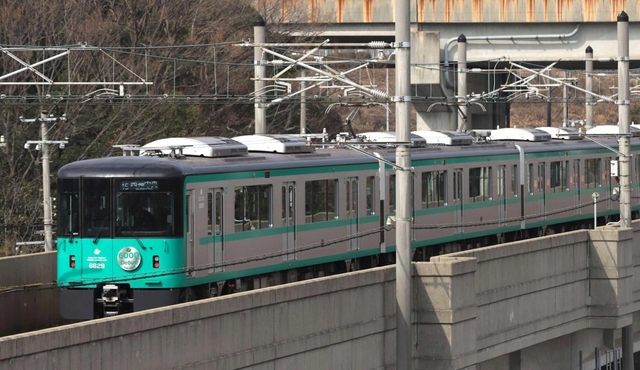 神戸市営地下鉄西神・山手線の地上部分を走行する車両＝神戸市西区伊川谷町井吹から
