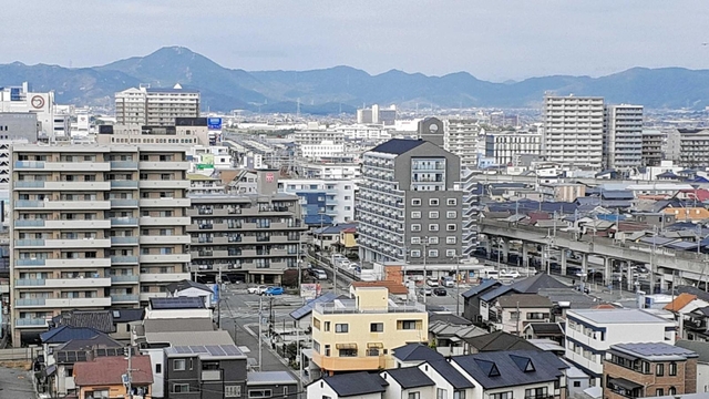 駅前などに増え続けるマンション。管理組合役員の担い手不足を背景に、外部管理者方式への移行を検討するマンションが増えている＝加古川市内