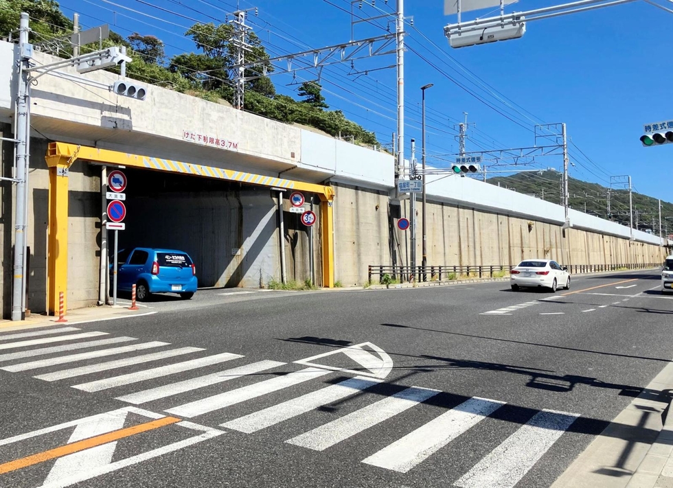 神戸市垂水区「危ない交差点」 高架下くぐる穴門狭く、右折車と直進