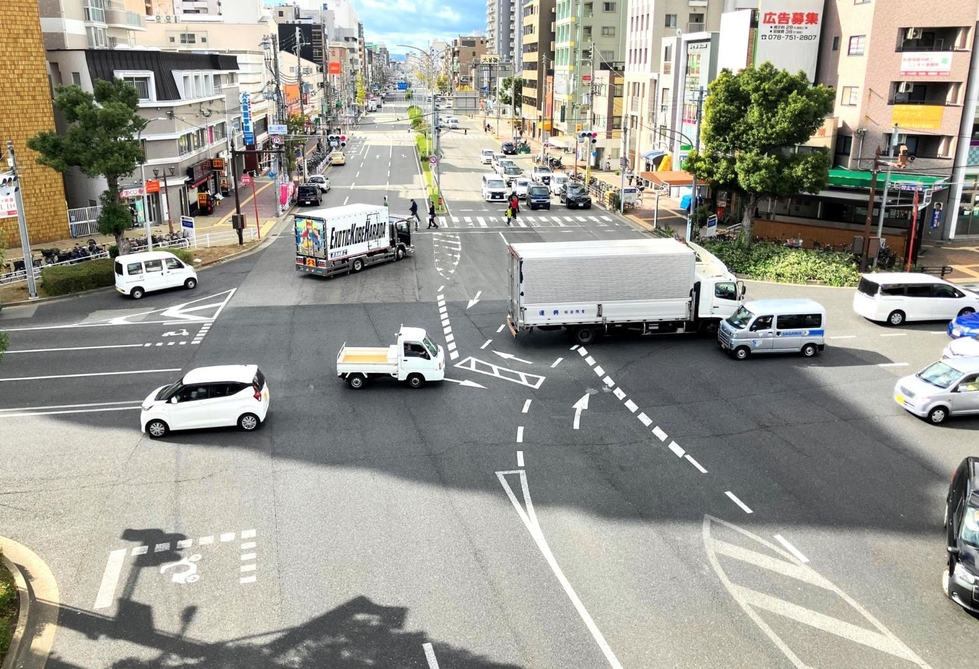 湊川公園西口交差点＝神戸市兵庫区上沢通１-１