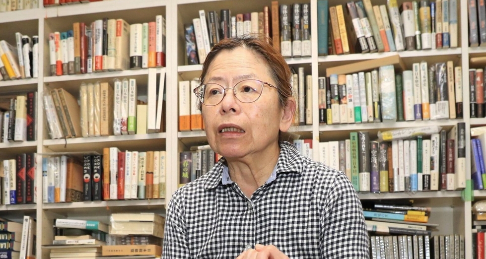 どんなに備えても災害はいつも突然だと語る高村薫さん＝大阪府吹田市（撮影・吉田敦史）