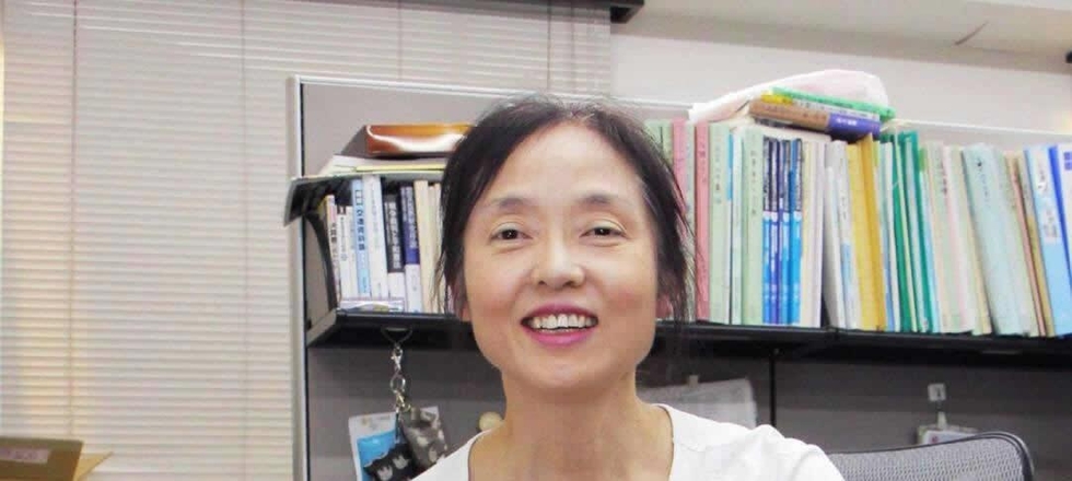 日本で唯一盲導犬を利用している弁護士という吉江仁子さん。事務所でも常に傍らにはルミナスがいる＝神戸市中央区