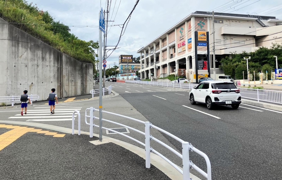 多聞町小束山の交差点＝神戸市垂水区多聞町