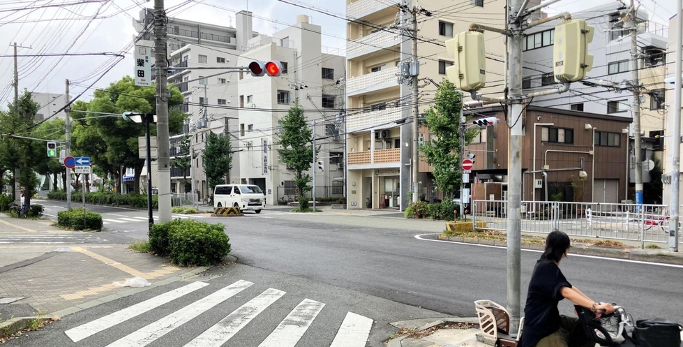 無縁塚前の交差点＝神戸市兵庫区塚本通３