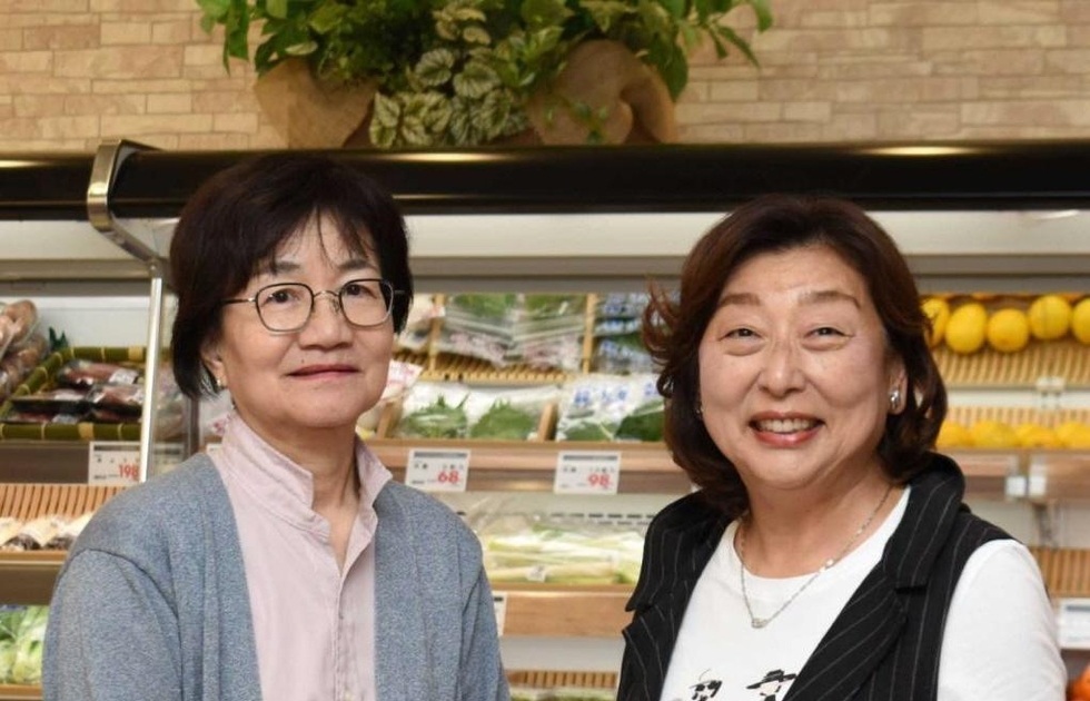 「主婦っとサーベイ」の伯井裕子さん（右）と網島婦貴さん＝大阪市西区（撮影協力・ＫＯＨＹＯ肥後橋店）