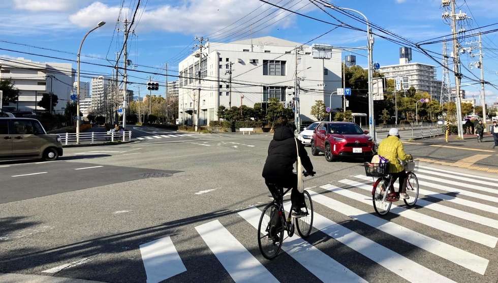鳴尾体育館前の交差点＝西宮市上田中町