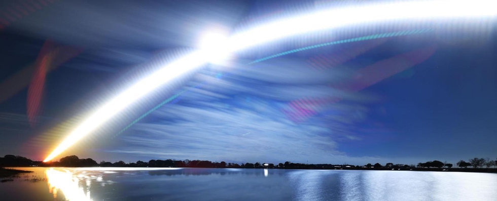 空と水面に太陽が描き出す二つのアーチ＝兵庫県稲美町加古（減光フィルター使用、３分間露光した画像１２９枚を比較明合成）