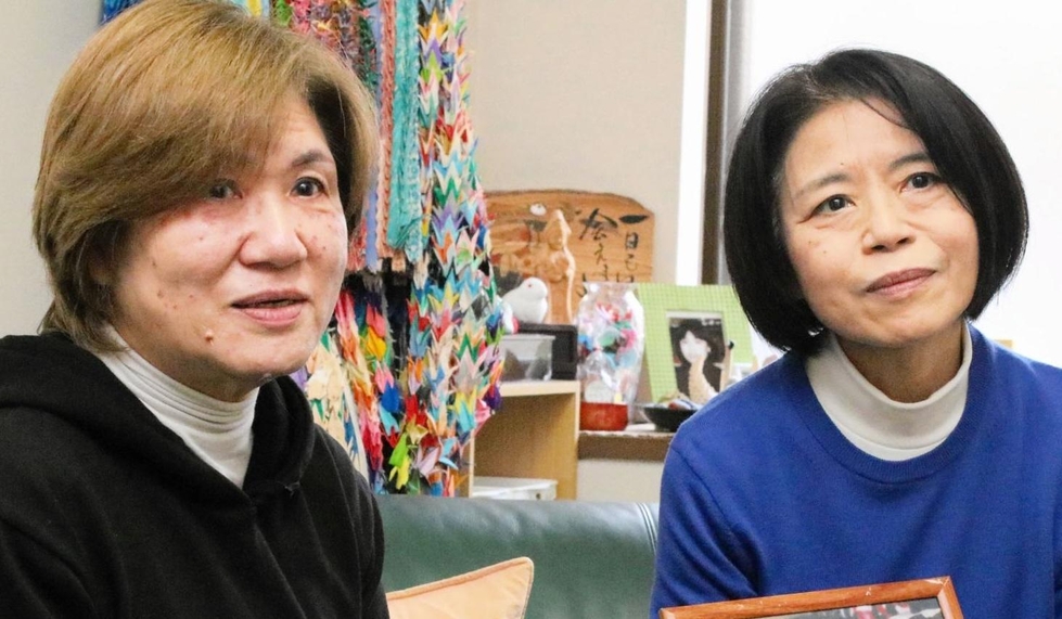 両親の思いを引き継いで拉致被害者家族会に入った北谷昌子さん（左）と有本郁子さん＝神戸市長田区蓮宮通４