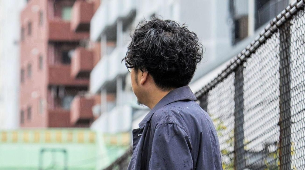 ノンフィクションライターの栗田シメイさん＝東京都内