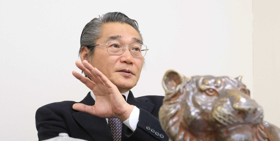 部活動の地域移行などについて語る阪神タイガース球団本部長の嶌村聡さん＝西宮市甲子園町（撮影・吉田敦史）