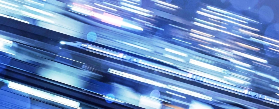 雨降る夜、街の灯の中を駆け抜ける新幹線は、まるで銀河鉄道のようだった＝姫路市西延末、手柄山平和公園から