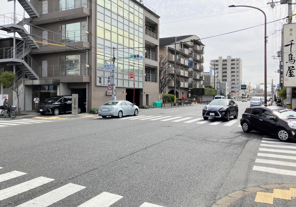 塚口町３丁目交差点＝尼崎市塚口町３