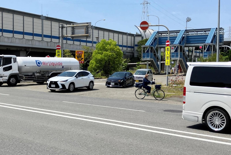 尼崎ＩＣ出入り口の交差点＝尼崎市名神町１