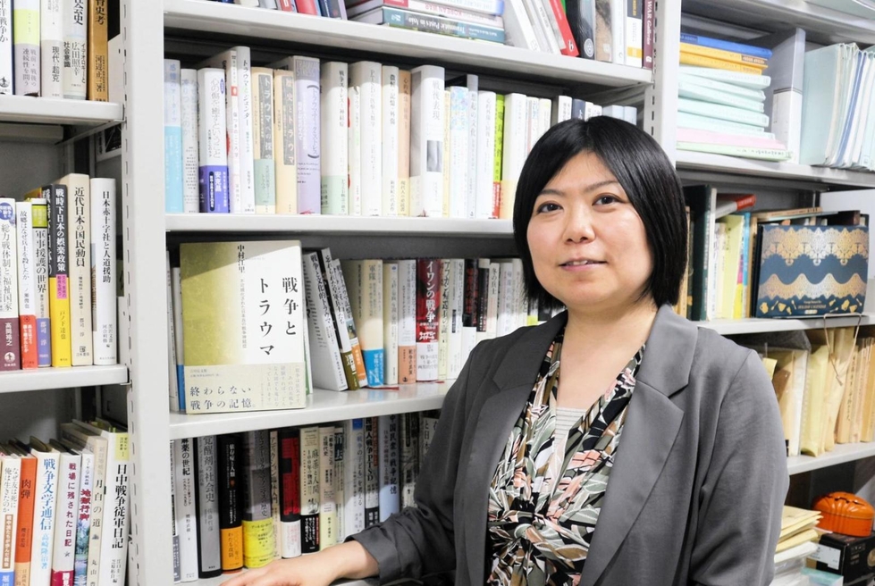 戦争トラウマについて研究している上智大の中村江里准教授＝上智大