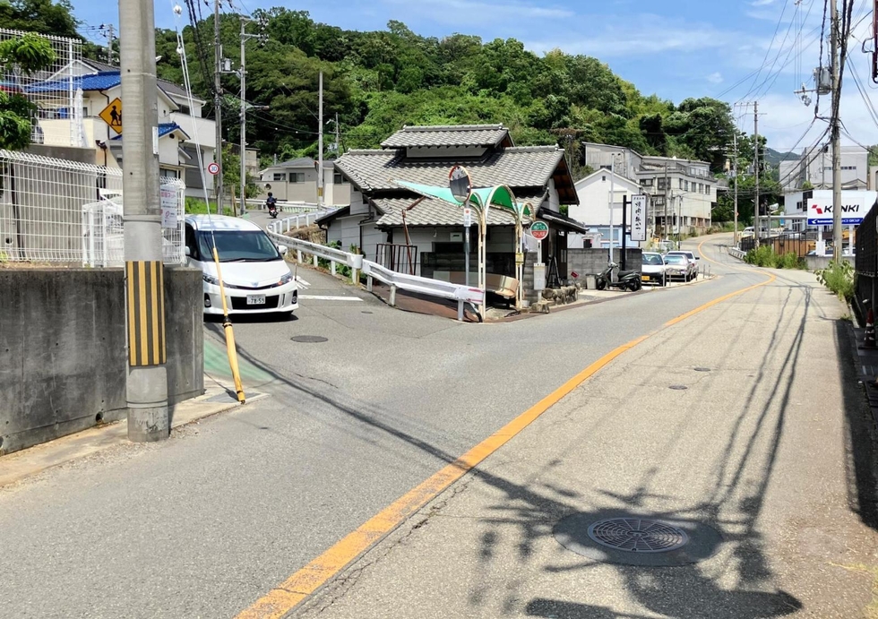下畑上口バス停そばの交差点＝神戸市垂水区下畑町